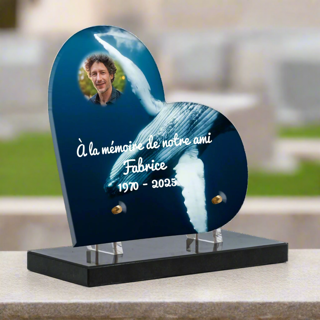 plaque funéraire en plexiglass avec photo d'une baleine